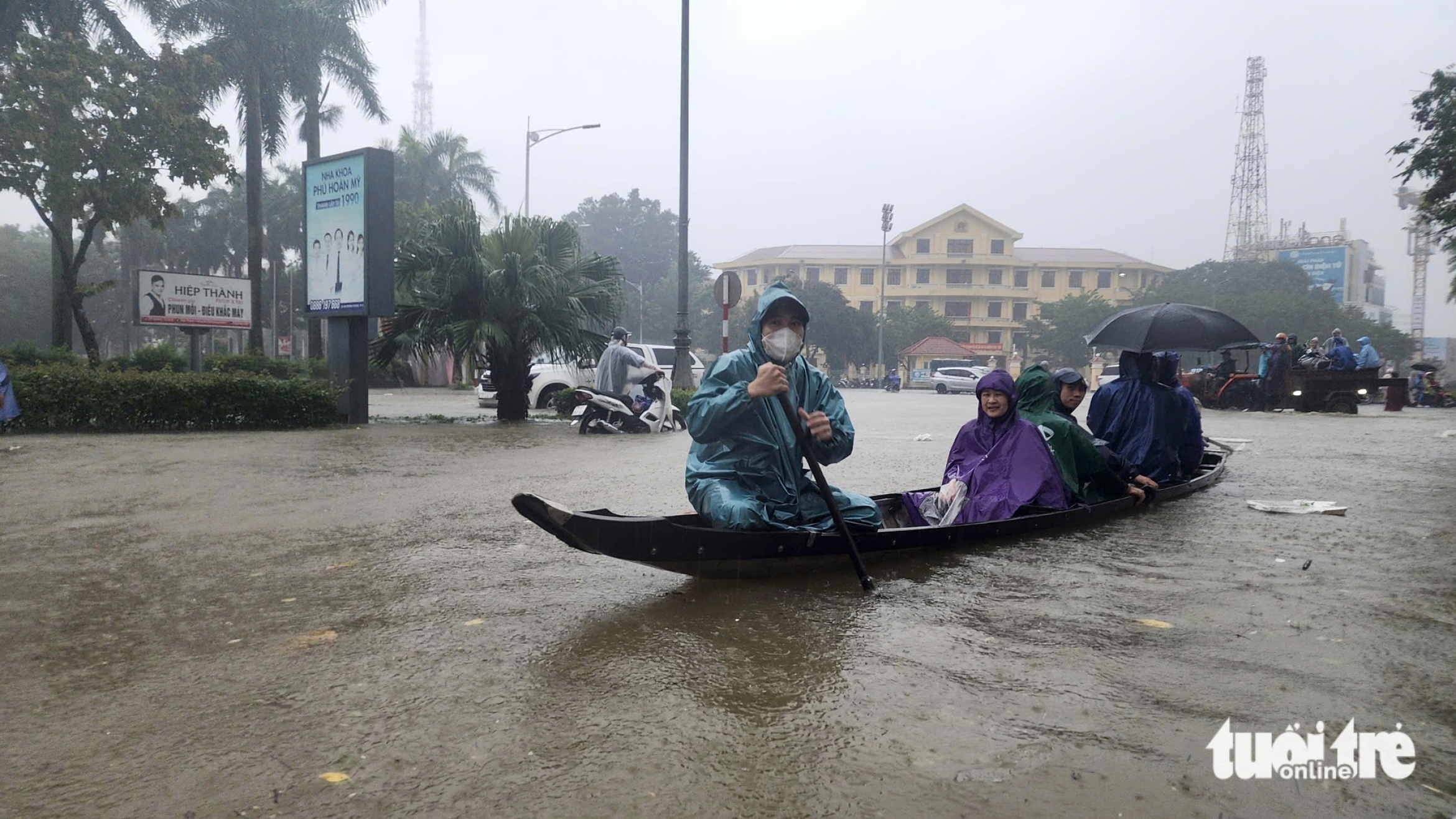 顺化暴雨惊人,部分地区超过1300毫米,多条市中心道路严重积水